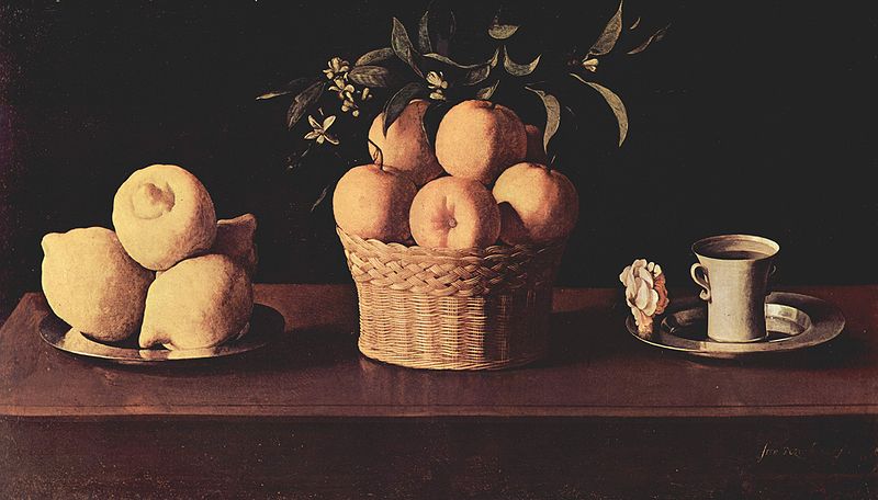 Plato con limones cesta con naranjas y taza con una rosa